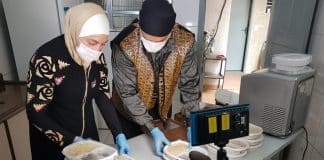 Refugiados sírios doam marmitas para idosos durante a pandemia em São Paulo Refugiados sírios doam marmitas para idosos durante a pandemia em São Paulo