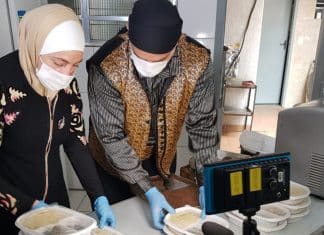 Refugiados sírios doam marmitas para idosos durante a pandemia em São Paulo