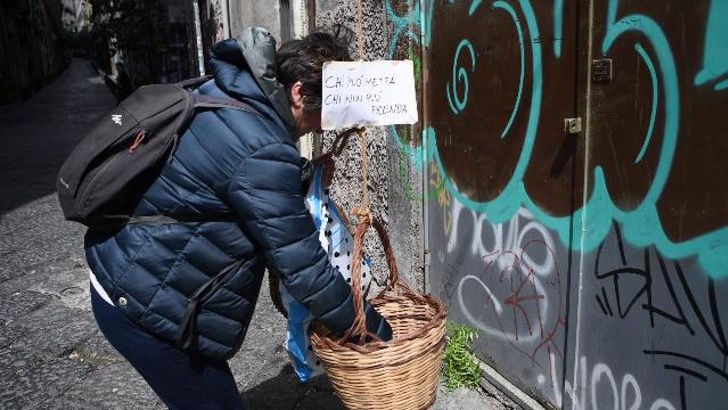 contioutra.com - Na Itália, cestas de alimentos são penduradas nos espaços públicos para os necessitados.