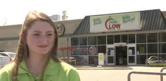 Jovem funcionária de mercado usa seu salário para pagar compra de idosa que levou dinheiro faltando Jovem funcionária de mercado usa seu salário para pagar compra de idosa que levou dinheiro faltando