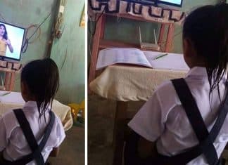 Menina é fotografada vestindo seu uniforme para participar de aulas virtuais.