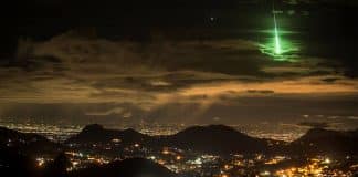 Fotógrafo capta o momento em que meteoro verde cruzava o céu da Índia