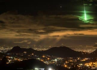 Fotógrafo capta o momento em que meteoro verde cruzava o céu da Índia