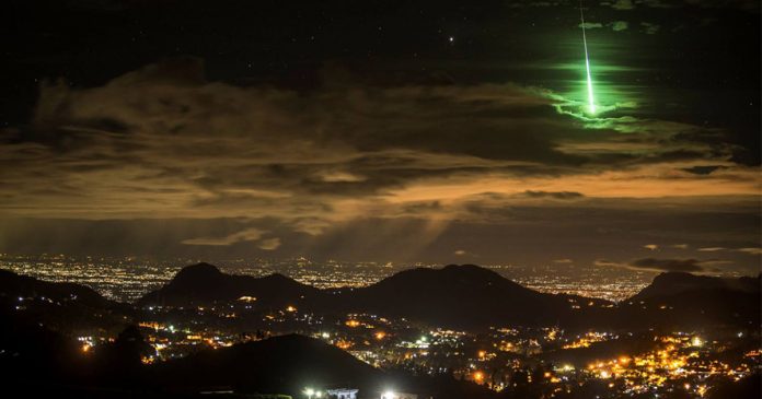 Fotógrafo capta o momento em que meteoro verde cruzava o céu da Índia