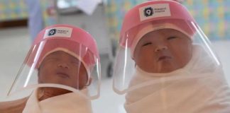 Em hospital na Tailândia, recém-nascidos usam protetor facial contra o coronavírus