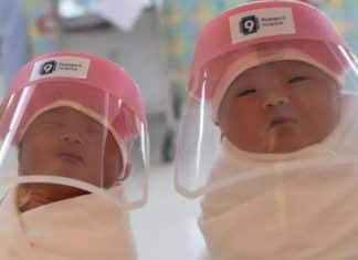 Em hospital na Tailândia, recém-nascidos usam protetor facial contra o coronavírus