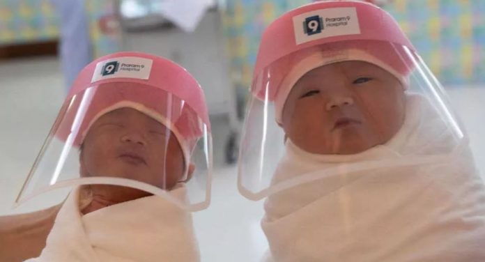 Em hospital na Tailândia, recém-nascidos usam protetor facial contra o coronavírus