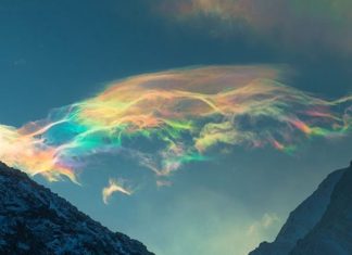 Raras nuvens com coloração arco-íris foram fotografadas em pico da Sibéria