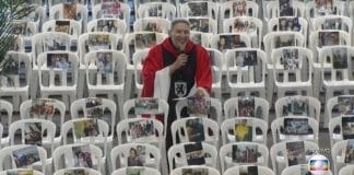 Padre Marcelo Rossi celebra missa com fotos de profissionais de saúde coladas em assentos vazios Padre Marcelo Rossi celebra missa com fotos de profissionais de saúde coladas em assentos vazios