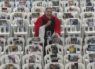 Padre Marcelo Rossi celebra missa com fotos de profissionais de saúde coladas em assentos vazios