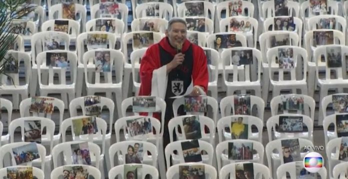 Padre Marcelo Rossi celebra missa com fotos de profissionais de saúde coladas em assentos vazios