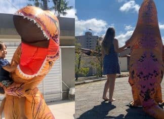 Médico na linha de frente contra Covid-19 se veste de dinossauro para abraçar o filho