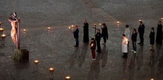 Papa Francisco realiza Via Crucis acompanhado pelos “soldados da saúde” e por detentos. Papa Francisco realiza Via Crucis acompanhado pelos “soldados da saúde” e por detentos.