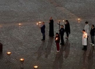 Papa Francisco realiza Via Crucis acompanhado pelos “soldados da saúde” e por detentos.