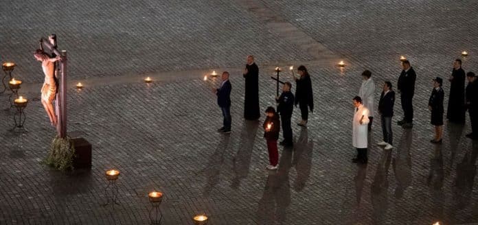 Papa Francisco realiza Via Crucis acompanhado pelos “soldados da saúde” e por detentos.