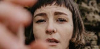 Talvez a solução para hoje seja o pessimismo. Ser otimista é querer demais do mundo atual.