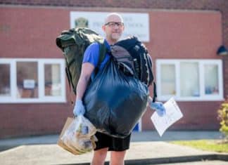 Professor caminha 8 km todos os dias para levar alimentos a crianças fora da escola que dependiam da merenda