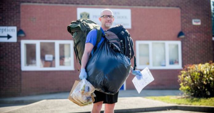 Professor caminha 8 km todos os dias para levar alimentos a crianças fora da escola que dependiam da merenda