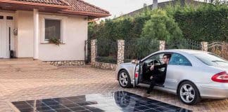 Esses painéis solares feitos de garrafas pet e instalados em pátios e calçadas são capazes de manter uma família Esses painéis solares feitos de garrafas pet e instalados em pátios e calçadas são capazes de manter uma família