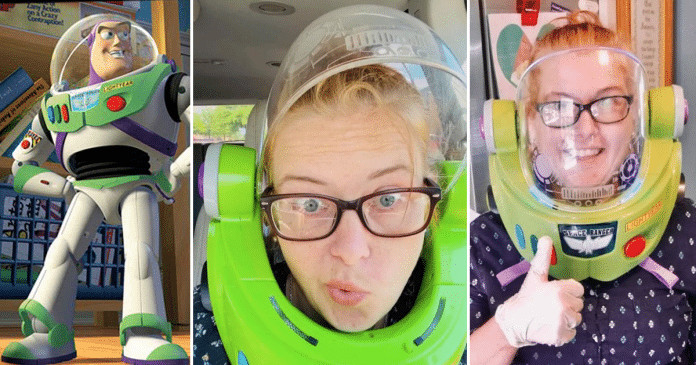 Mãe faz sucesso ao usar o capacete do Buzz Lightyear para se proteger ao fazer compras.