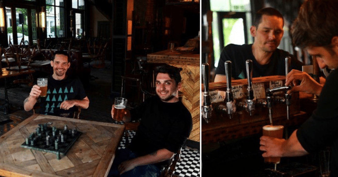 Eles se trancaram em seu próprio bar para passar a quarentena. Cerveja à vontade!