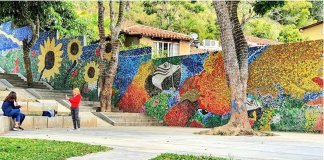Artista venezuelano cria mural com 200 mil tampinhas de plástico