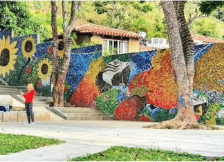 Artista venezuelano cria mural com 200 mil tampinhas de plástico
