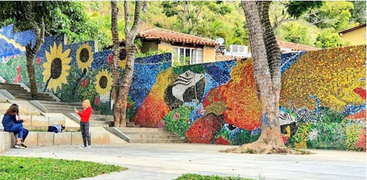 Artista venezuelano cria mural com 200 mil tampinhas de plástico