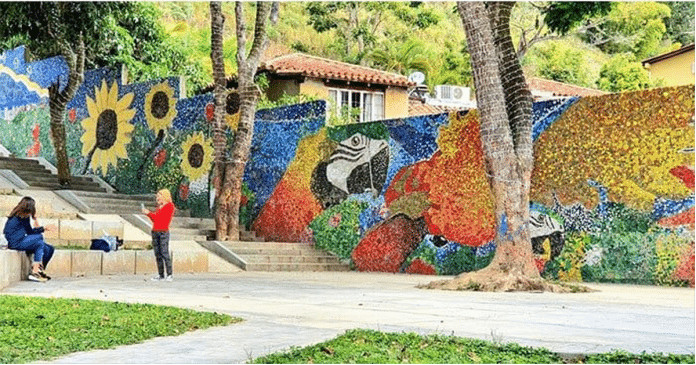 Artista venezuelano cria mural com 200 mil tampinhas de plástico