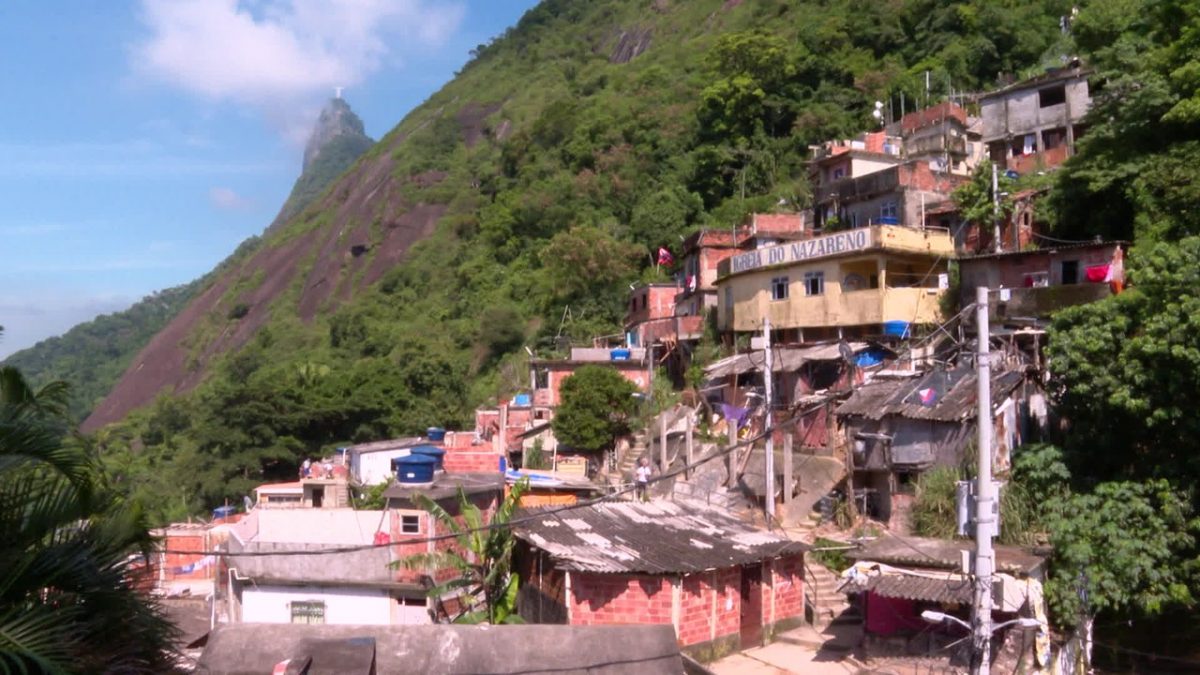 contioutra.com - Moradores de favela no Rio ‘arregaçam as mangas’ e higienizam ruas por conta própria contra o coronavírus
