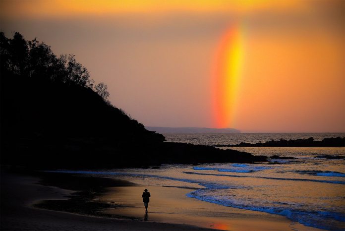 Arco-íris bicolor aparece durante pôr do sol em praia australiana