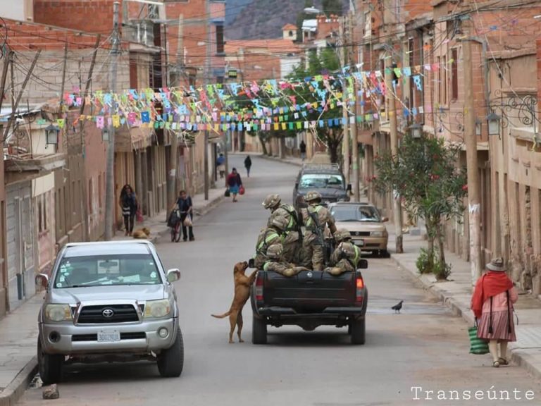 contioutra.com - Cachorros de rua buscam amor correndo atrás carro de militares em quarentena e são adotados