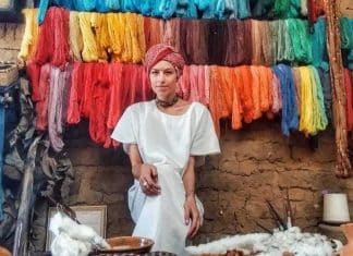 Artesãos Maias produzem 10.000 máscaras hospitalares na Guatemala.