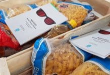 Em Montevidéu cestas básicas foram distribuídas com livros trazendo alimentos para o corpo e para a alma.