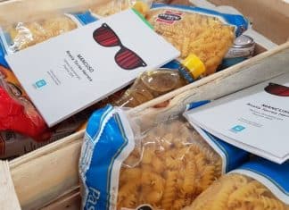 Em Montevidéu cestas básicas foram distribuídas com livros trazendo alimentos para o corpo e para a alma.