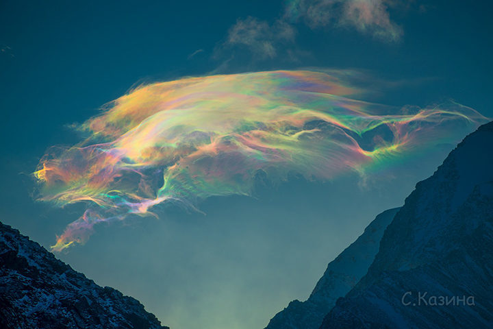contioutra.com - Raras nuvens com coloração arco-íris foram fotografadas em pico da Sibéria