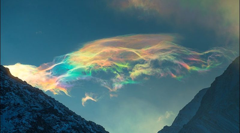 contioutra.com - Raras nuvens com coloração arco-íris foram fotografadas em pico da Sibéria