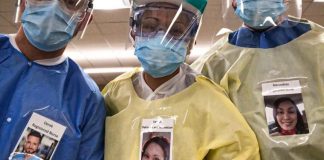 Médicos colam no jaleco suas próprias fotos sorrindo para acalmar e trazer humanidade aos pacientes de COVID-19