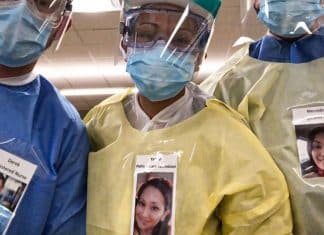 Médicos colam no jaleco suas próprias fotos sorrindo para acalmar e trazer humanidade aos pacientes de COVID-19