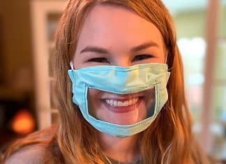 Aluna cria máscaras transparentes para ajudar surdos na leitura labial.