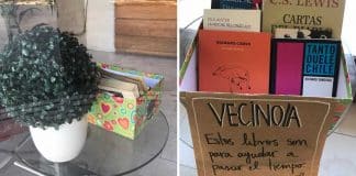Sem contato físico, vizinha compartilha sua coleção de livros durante a quarentena.