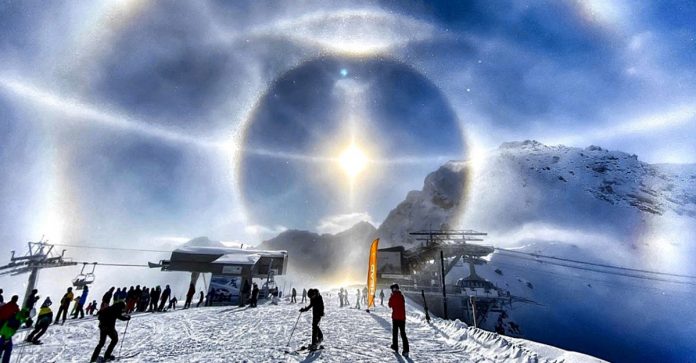 Fotógrafo registra uma auréola solar formada por cristais de gelo.