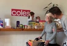 Família amorosa cria mercadinho em casa para que avó com Alzheimer possa fazer compras durante a quarentena.