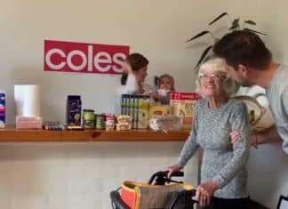 Família amorosa cria mercadinho em casa para que avó com Alzheimer possa fazer compras durante a quarentena.