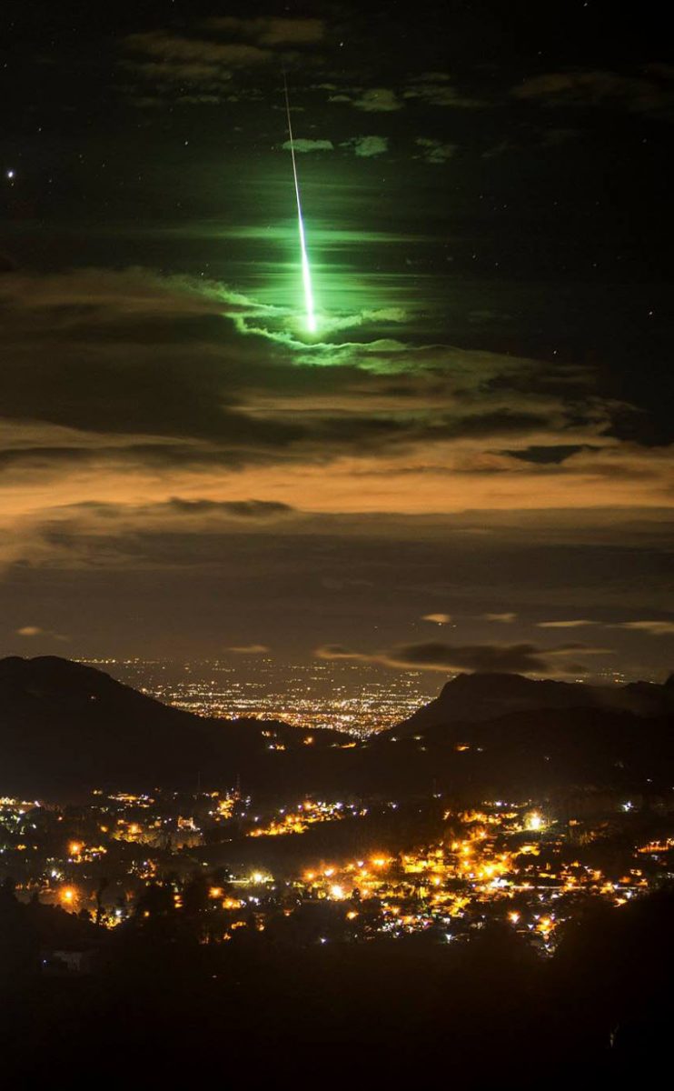 contioutra.com - Fotógrafo capta o momento em que meteoro verde cruzava o céu da Índia