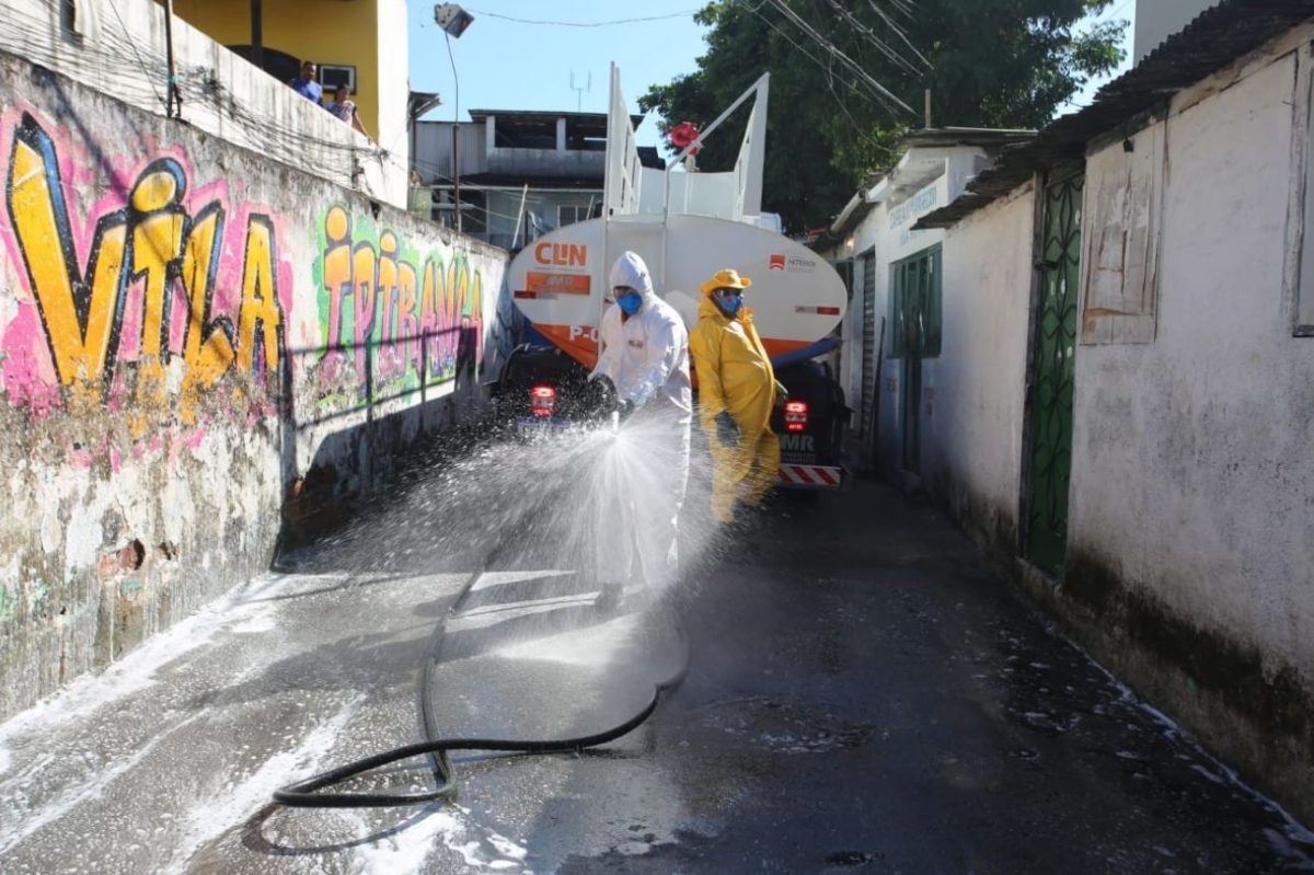 contioutra.com - Moradores de favela no Rio ‘arregaçam as mangas’ e higienizam ruas por conta própria contra o coronavírus