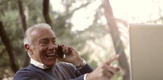 Adolescentes criam linha direta para contar piadas e passar mensagens de esperança a idosos em isolamento Adolescentes criam linha direta para contar piadas e passar mensagens de esperança a idosos em isolamento