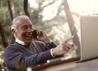 Adolescentes criam linha direta para contar piadas e passar mensagens de esperança a idosos em isolamento