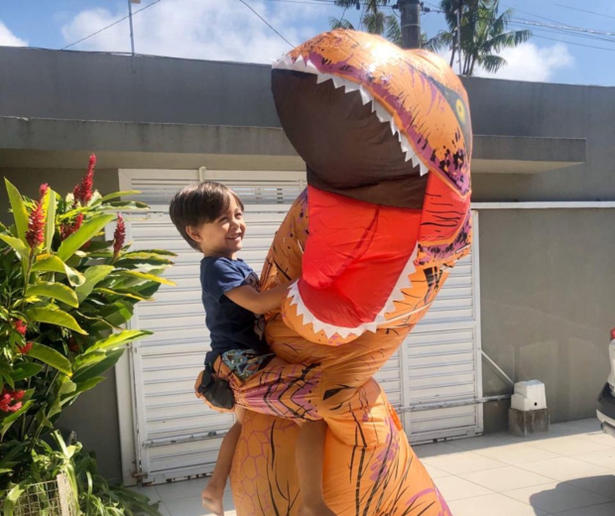 contioutra.com - Médico na linha de frente contra Covid-19 se veste de dinossauro para abraçar o filho