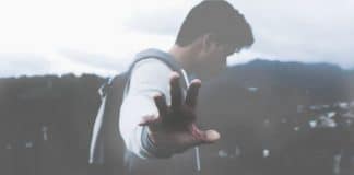 TEM GENTE QUE NÃO SABE AMAR.